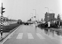 128465 Afbeelding van de berging van een verongelukte auto op de Kardinaal de Jongweg te Utrecht, ter hoogte van de ...